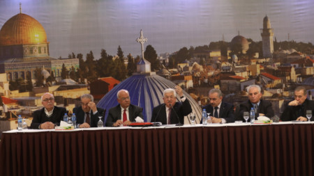 Палестинските лидери отхвърлиха плана на Тръмп за Близкия изток. На снимката: президентът на Палестина Махмуд Абас (в средата) държи реч в Рамала, 28 януари 2020 г.