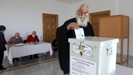 Свещеник гласува за нов архиепископ в Никозия, 18 декември 2022 г.