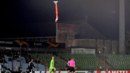 Дронът с флага над стадион 