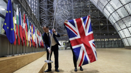 Служители махат знамето на Великобритания от сградата на Европейския съвет в Брюксел при излизането ѝ от ЕС.