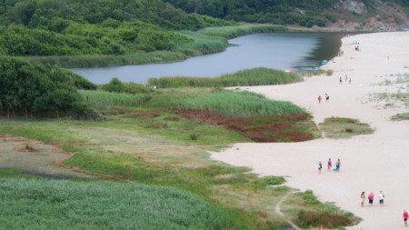 Плажът край устието на река Велека в Синеморец