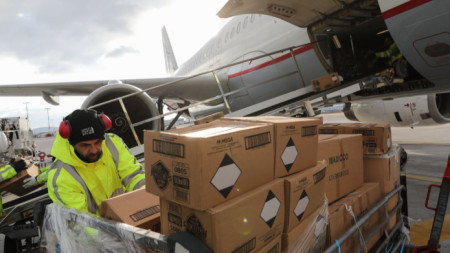 Гърция изпрати три самолета с хуманитарна помощ