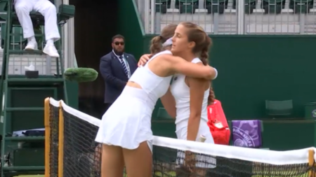 Денчева (вдясно) се прегръща с Ямрихова след края на мача.