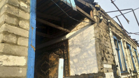 Щети от обстрел в село край Донецк, контролирано от украинските правителствени сили