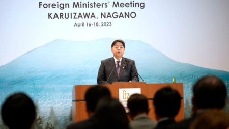 Пресконференция на японския външен министър Йошимаса Хаяши след срещата на Г-7