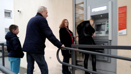 Опашка пред банкомат в столицата на Хърватия Загреб
