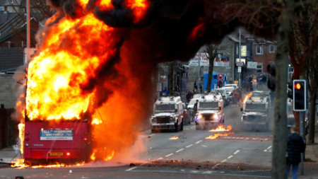 Отвлеченият и подпален автобус в Белфаст.