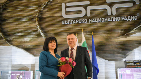Генералният директор на БНР Александър Велев посреща председателя на парламента Цвета Караянчева на церемонията за годишните награди „Сирак Скитник“.