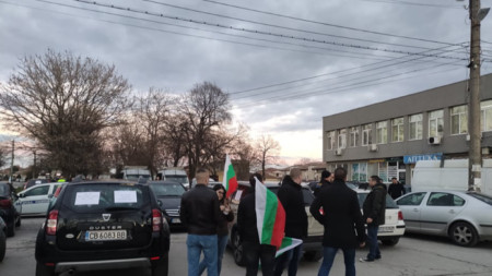 Десетки автомобили с български знамена и надписи Не на ценовия