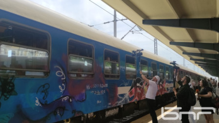 Само 57 бежанци от Украйна се отправиха днес с влак от Бургас към почивни бази във вътрешността на страната, където да бъдат настанени.