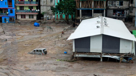 Кални потоци заливат град Рангпо в индийския щат Сиким след проливни дъждове в района