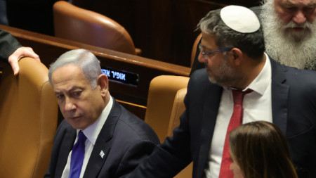 Израелският министър на националната сигурност Итамар Бен-Гвир (вдясно) разговаря с израелския премиер Бенямин Нетаняху (вляво) по време на сесия в Кнесета за гласуване на закон за реформа на съдебната система, 24 юли 2023 г.