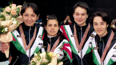 Евгения Раданова, Марина Георгиева, Даниела Влаева и Анна Кръстева с бронзовите медали от СП по шорттрек в София през 1999 година