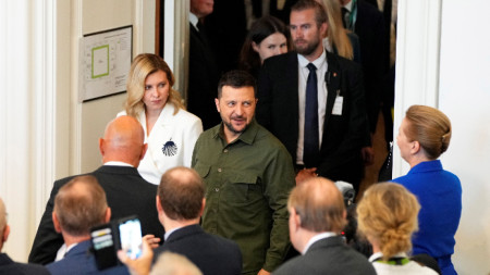 Украинският президент Володомир Зеленски (в средата) и съпругата му Олена бяха посрещнати в датската столица Копенхаген от министър-председателката Мете Фредриксен (вдясно) - 21 август 2023 
