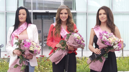 Мария Петрова (в центре) - Царица Роза-2020.