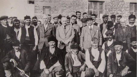 Димитър Пешев (в средата) сред свои избиратели в Кюстендилско, 30-те години на XX век