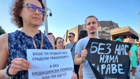 На входа на морската градина във Варна студенти по медицина, млади лекари и медицински специалисти протестират с искане за достойно заплащане и нормални условия на труд, 26 юни 2025 г.