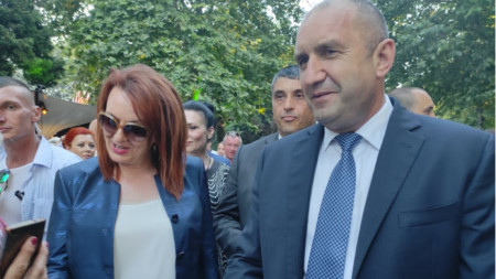 Обл. управител на Бургаска област Мария Нейкова и президентът Румен Радев
