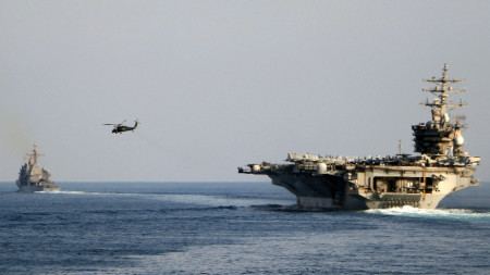Самолетоносачът USS Dwight D. Eisenhower и други военни кораби прекосяват Ормузкия проток и влизат в Персийския залив, архив, ноември 2023 г. 