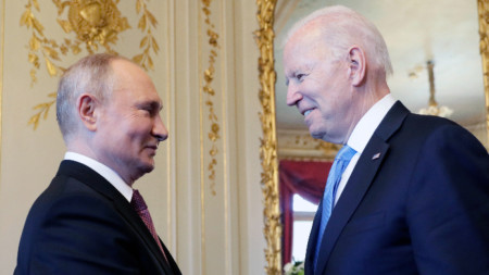 Джо Байдън и Владимир Путин се ръкуват преди срещата си във вила La Grange, в Женева, 16 юни 2021 г.