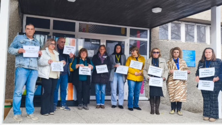 Работещите в Териториалното статистическо бюро към Националния статистически институт в Кърджали излязоха днес на символичен протест с искане за 20% увеличение на заплатите от следващата година.