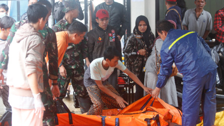 Жертвите на цунамито в Индонезия са над 280