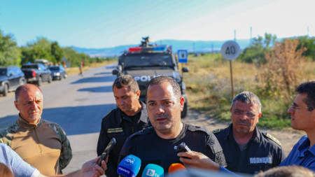 Служебният министър на вътрешните работи Калин Стоянов (в центъра) дава брифинг в село Гара Елин Пелин за взривовете в складовете за пиротехнически средства - 28 юли 2024 г.
