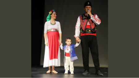 Таня Димитрова със съпруга си Димитър Димитров и 2-годишния им син