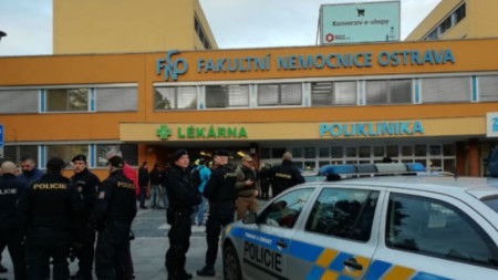 Полицаи пред болницата в Острава, където бе открита стрелбата.
