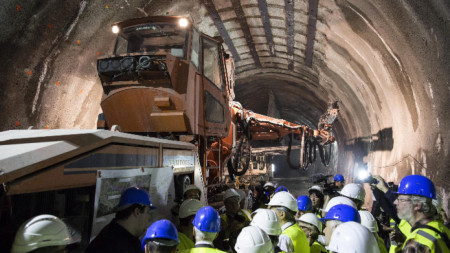 Тунелът с високоскоростна жп линия от Торино до Лион се очаква да струва 8,6 млрд. евро, но според Рим цената може да стане над 20 млрд. евро.