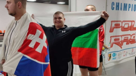 Ангел Георгиев с българския флаг при награждаването.