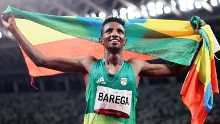 Селемон Барега прави почетна обиколка с етиопския флаг.