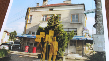 Паметник на първия български фотограф Анастас Карастоянов в Самоков