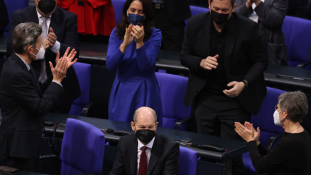 Депутати ръкопляскат на Шолц след гласуването, 8 декември 2021 г.