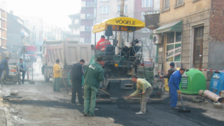 Топлите мартенски дни се използват за изкърпване на най-належащите участъци по уличната мрежа в Кюстендил