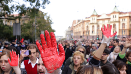 Протестиращи са покрили ръцете си с червена боя, символизираща кръв, на протест заради срутването на козирката на гарата в Нови Сад, Белград, 3 ноември 2024 г.