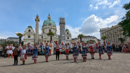 Кръшно българско хоро се изви в центъра на Виена
