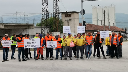 Близо 30 работници от пътното строителство блокираха за 5 минути
