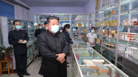 Лидерът на КНДР Ким Чен-ун инспектира аптека в Пхенян, 15 май 2022 г.