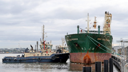 Осем от 14 членния екипаж на товарен кораб във Фримантъл пристанищен