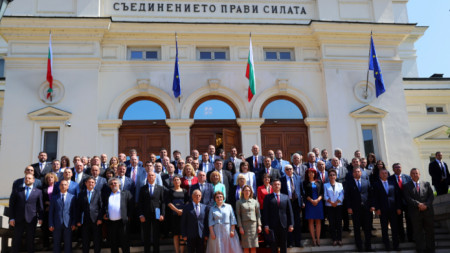 Депутати от новия парламент позират за обща снимка, 21 юли 2021 г.