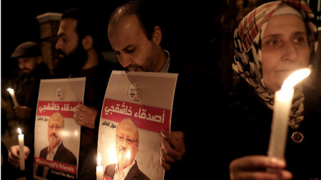 Протестиращи пред саудитското консулство в Истанбул държат свещи на бдение в памет на убития журналист Джамал Хашоги.