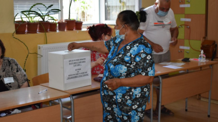 20 минути след 20 часа всички избирателни секции в Сливенска