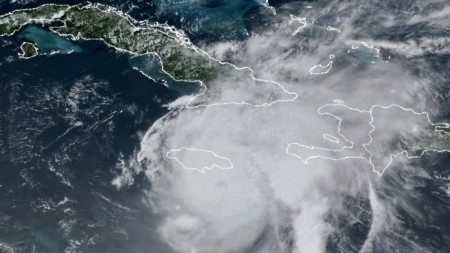 Сателитна снимка на Национална океанска и атмосферна администрация на САЩ, показваща урагана Берил.