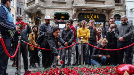 Хора оставят цветя на мястото на атентата в Истанбул