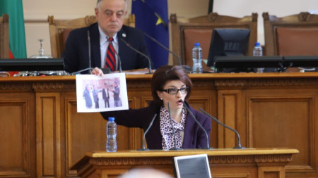 Депутатът Десислава Атанасова държи снимка, която според нея показва, че премиерът Кирил Петков е в София, но не е в парламента за блицконтрол