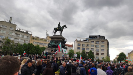 Стотици граждани се събраха на площад Народно събрание в София