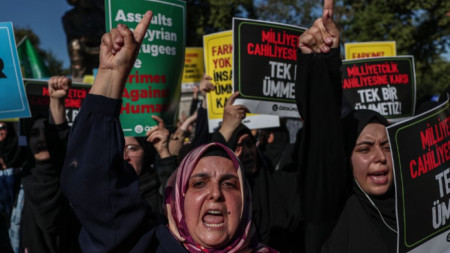 Протестиращи срещу разселването и депортирането на сирийски бежанци в Истанбул.