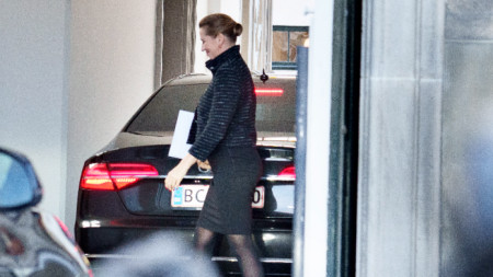 Мете Фредериксен пристига, за да връчи на кралицата оставката на правителството в замъка Амалиенборг в Копенхаген, 2 ноември 2022 г.