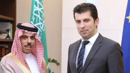 Премиерът Кирил Петков се срещна с министъра на външните работи на Кралство Саудитска Арабия принц Фейсал бин Фархан ал Сауд.